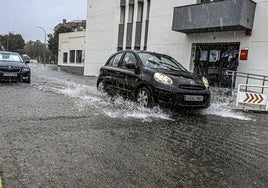 Cale con charcos este viernes en Badajoz, tras un fuerte chubasco.