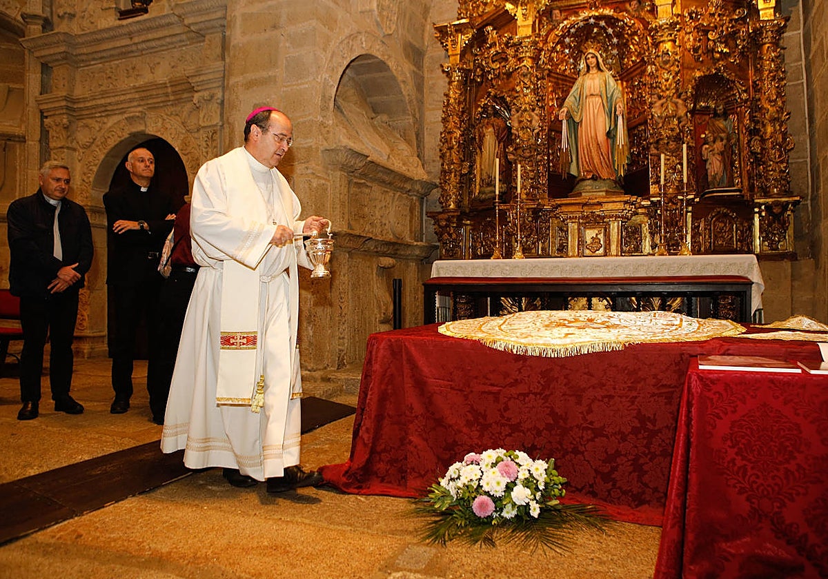 Momento en el que el obispo de la Diócesis, Jesús Pulido, bendice el manto que lucirá la Virgen de la Montaña este sábado en la misa pontifical.