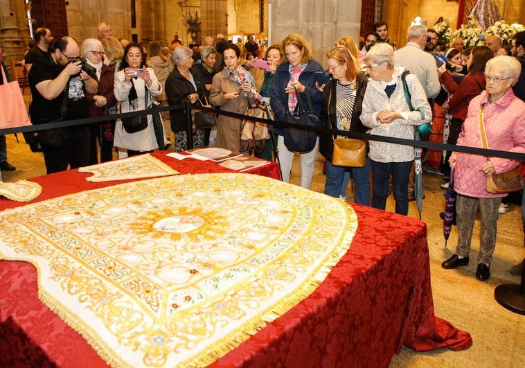 El manto del centenario, expuesto en la concatedral de Santa María de Cáceres.