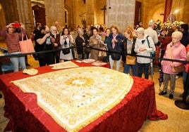 El manto del centenario, expuesto en la concatedral de Santa María de Cáceres.