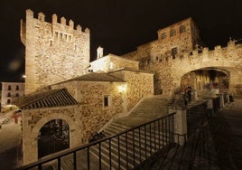 Entrada a la Ciudad Monumental de Cáceres por el Arco de la Estrella, con la iluminación artística activada.