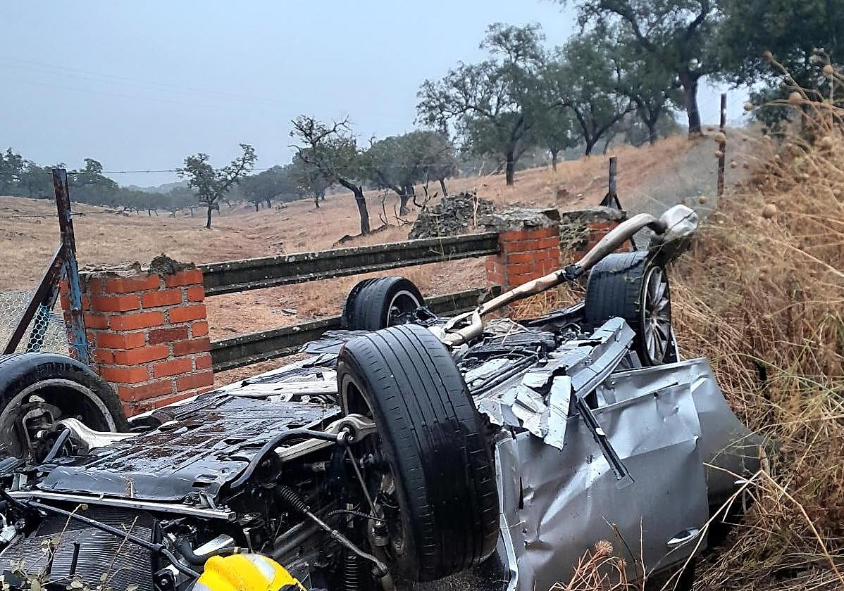 Así han quedado dos turismos tras salirse de la vía en la A-5 y la N-521