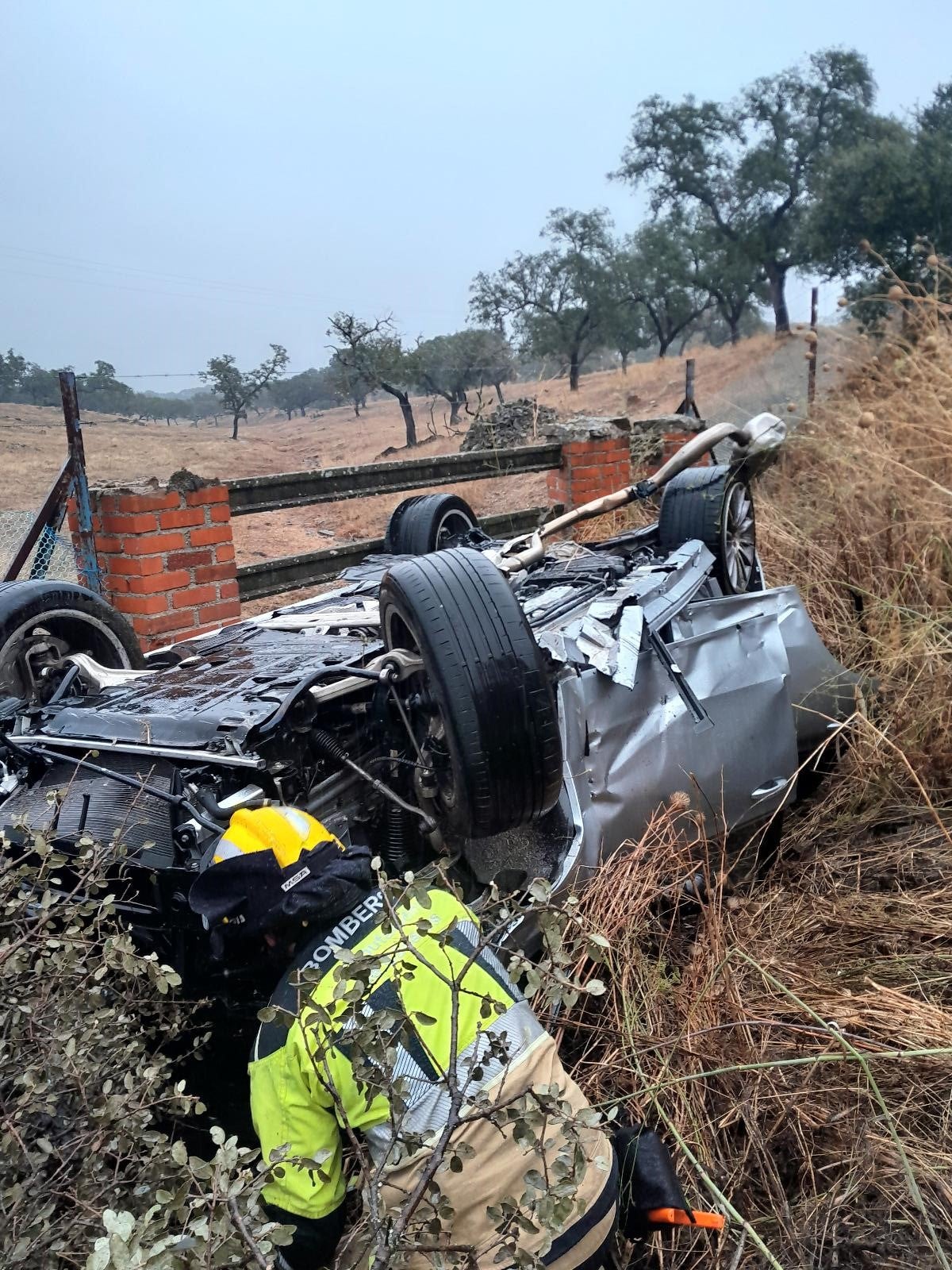 También en la N-521 un turismo ha terminado volcado en la cuneta tras una salida de vía.