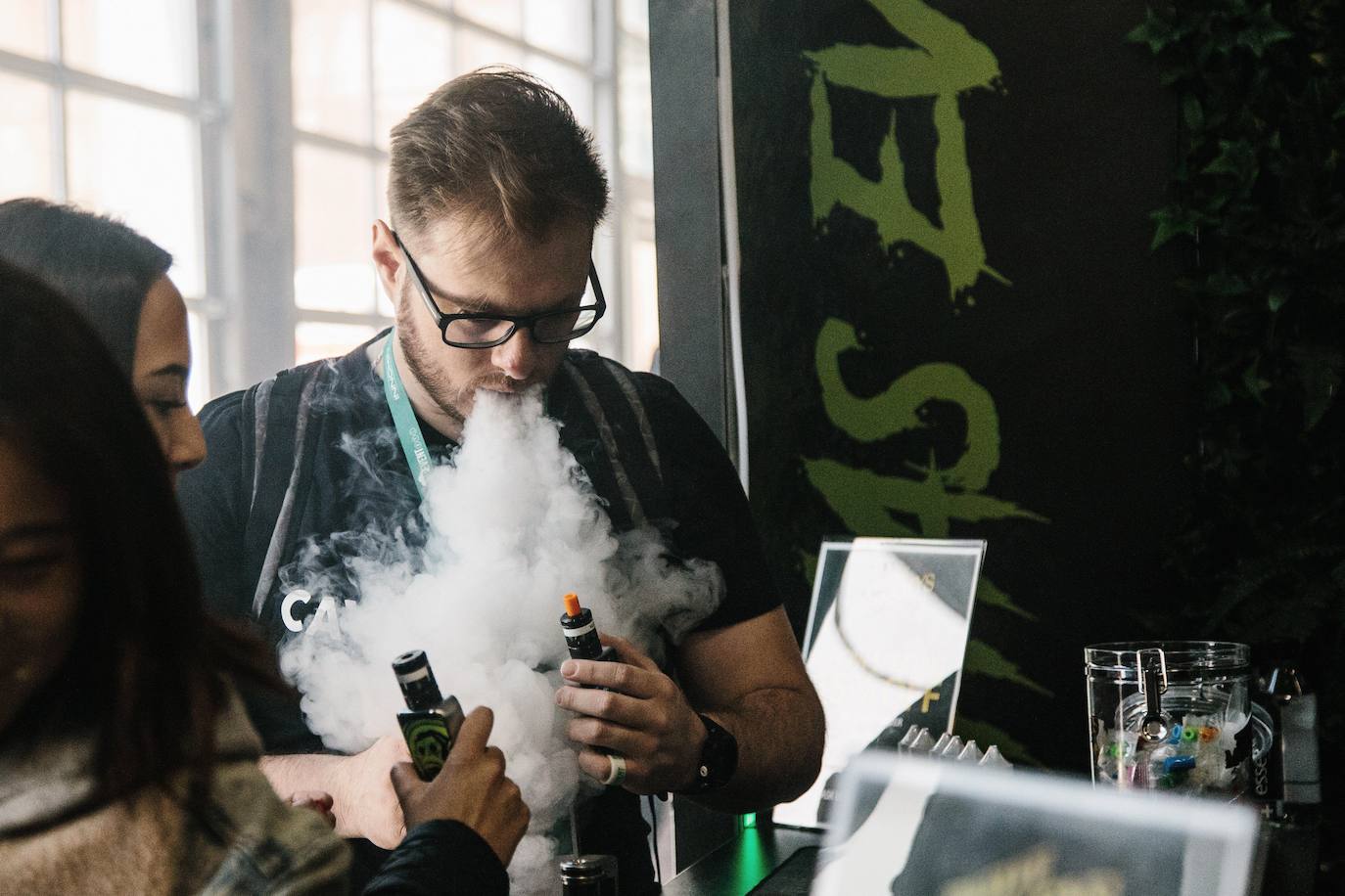 Vapear se ha vuelto la forma predilecta de fumar para los jóvenes