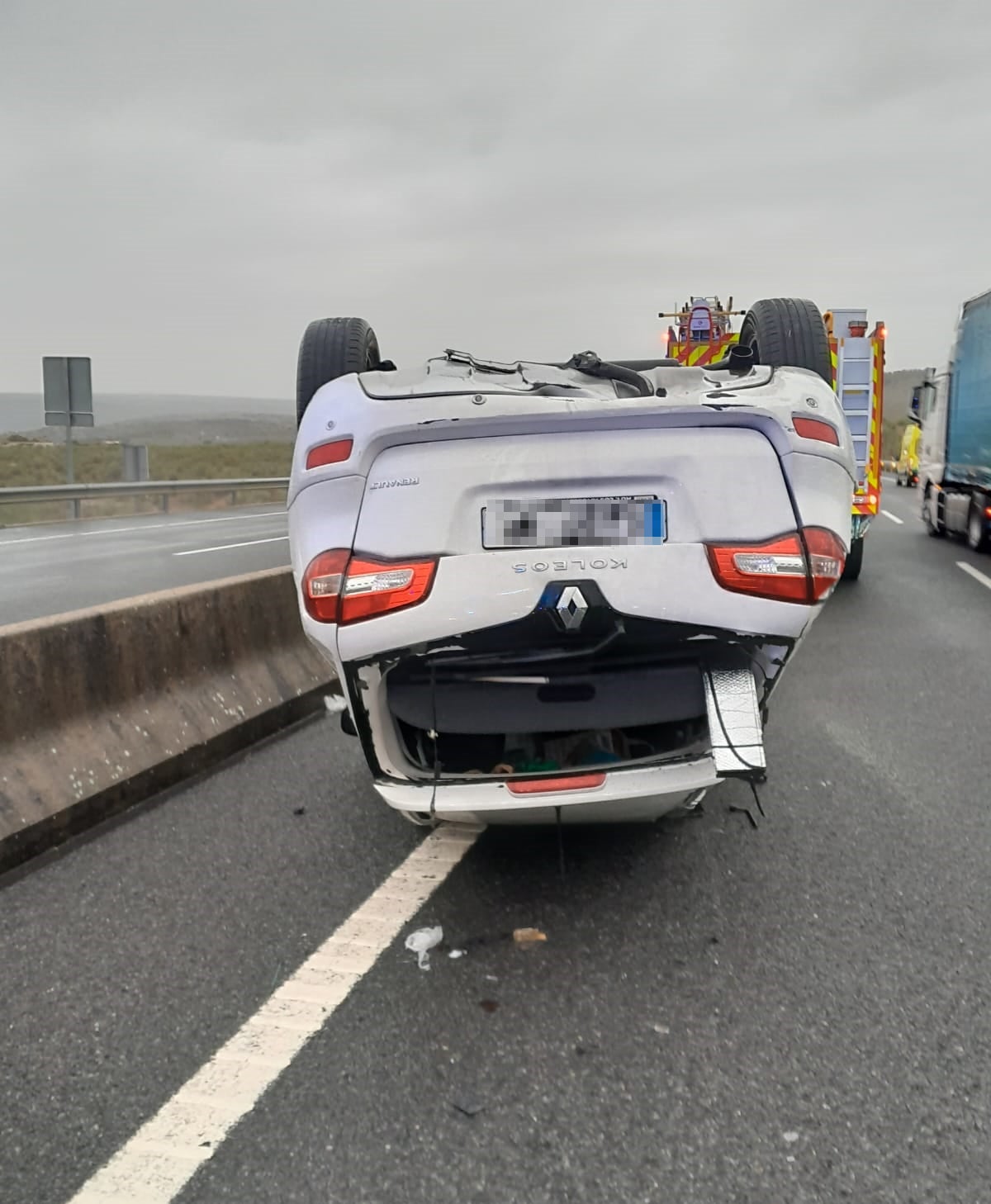 El accidente ocurrido en el punto kilométrico 227 de la A-5 ha terminado con un Renault Koleos volcado en la vía.