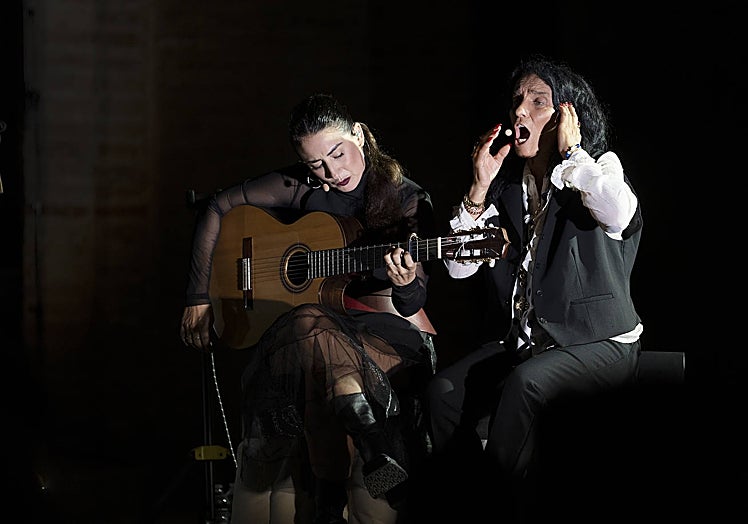 La Kaíta, con Rosario la Tremendita a la guitarra, en la actuación del 29 de septiembre en Sevilla.