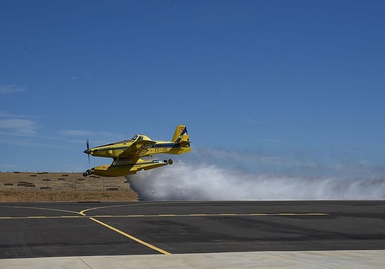 Un avión anfibio aterriza en el aeródromo de Mirabel, que la Junta ha estrenado este verano.