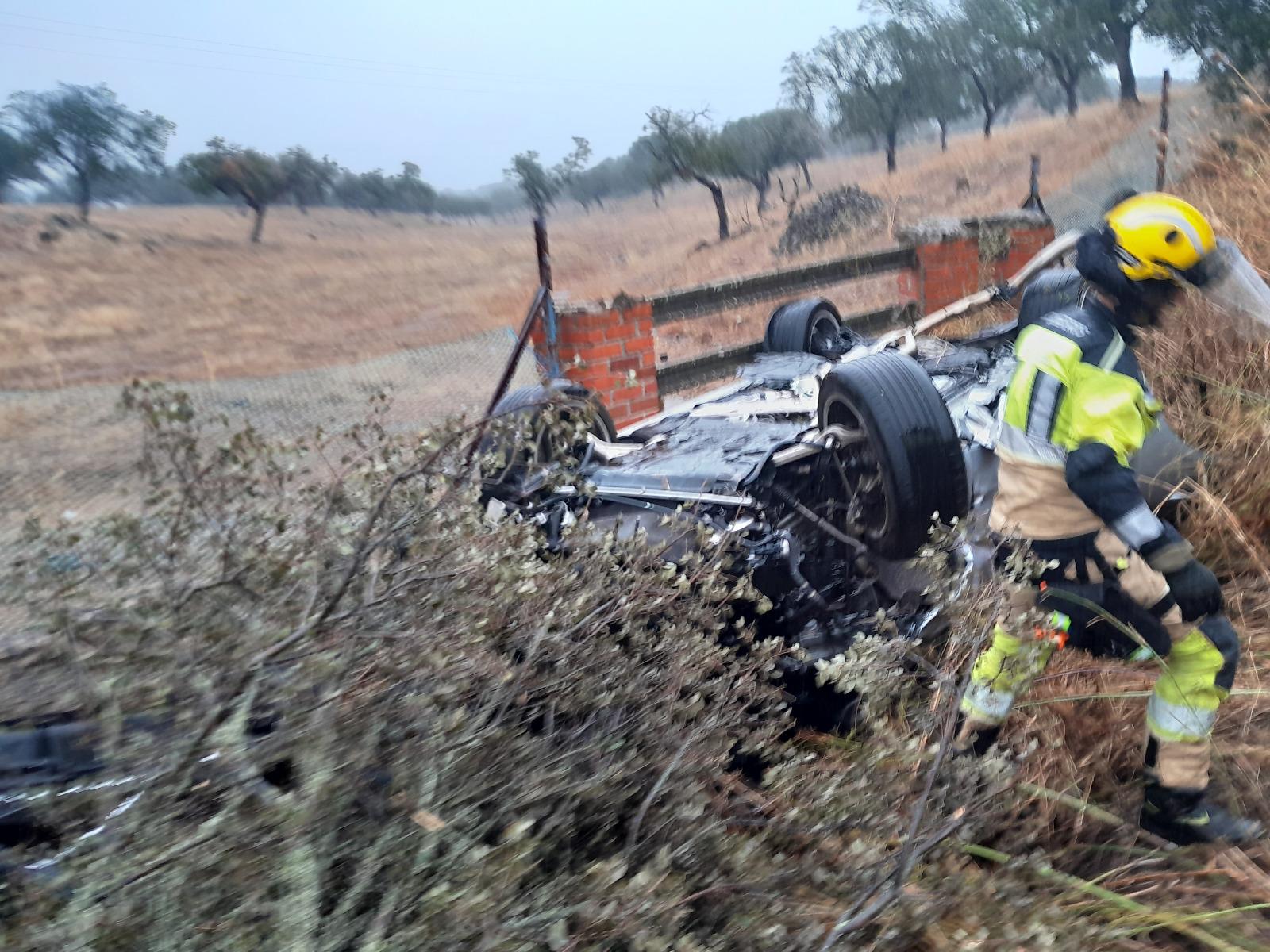 También en la N-521 un turismo ha terminado volcado en la cuneta tras una salida de vía.