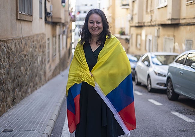 Bonilla, envuelta en la bandera colombiana.