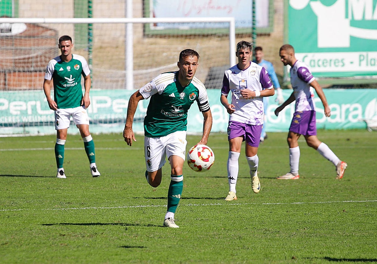 Álvaro Clausí en el partido Cacereño-Guadalajara.