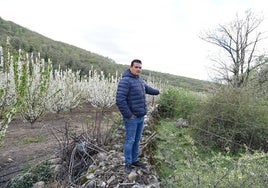 Eloy Buenadicha, entre su finca y el terreno con el que linda.