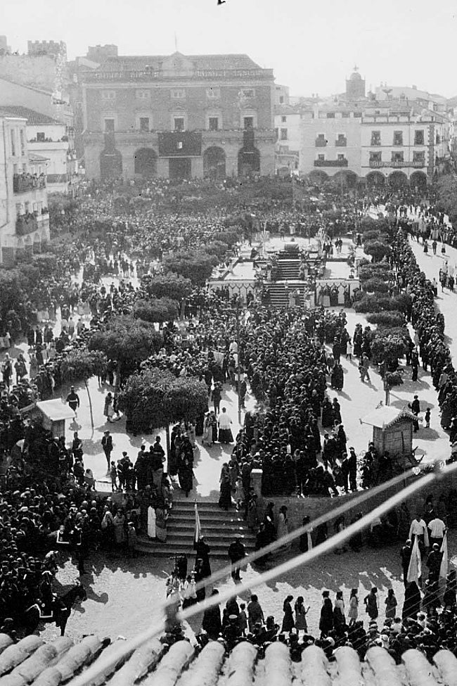 Otra vista de la Plaza Mayor durante la coronación. Al fondo,  la fachada del Ayuntamiento.