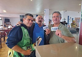 Daniel Benegas, el cuponero, junto a Ricardo Martínez 'El Brocha' y Antonio López 'Colilla', con sus cupones premiados con 35.000 euros cada uno.