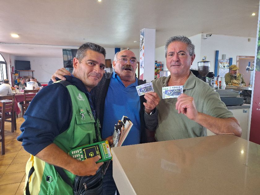 Daniel Benegas, el cuponero, junto a Ricardo Martínez 'El Brocha' y Antonio López 'Colilla', con sus cupones premiados con 35.000 euros cada uno.