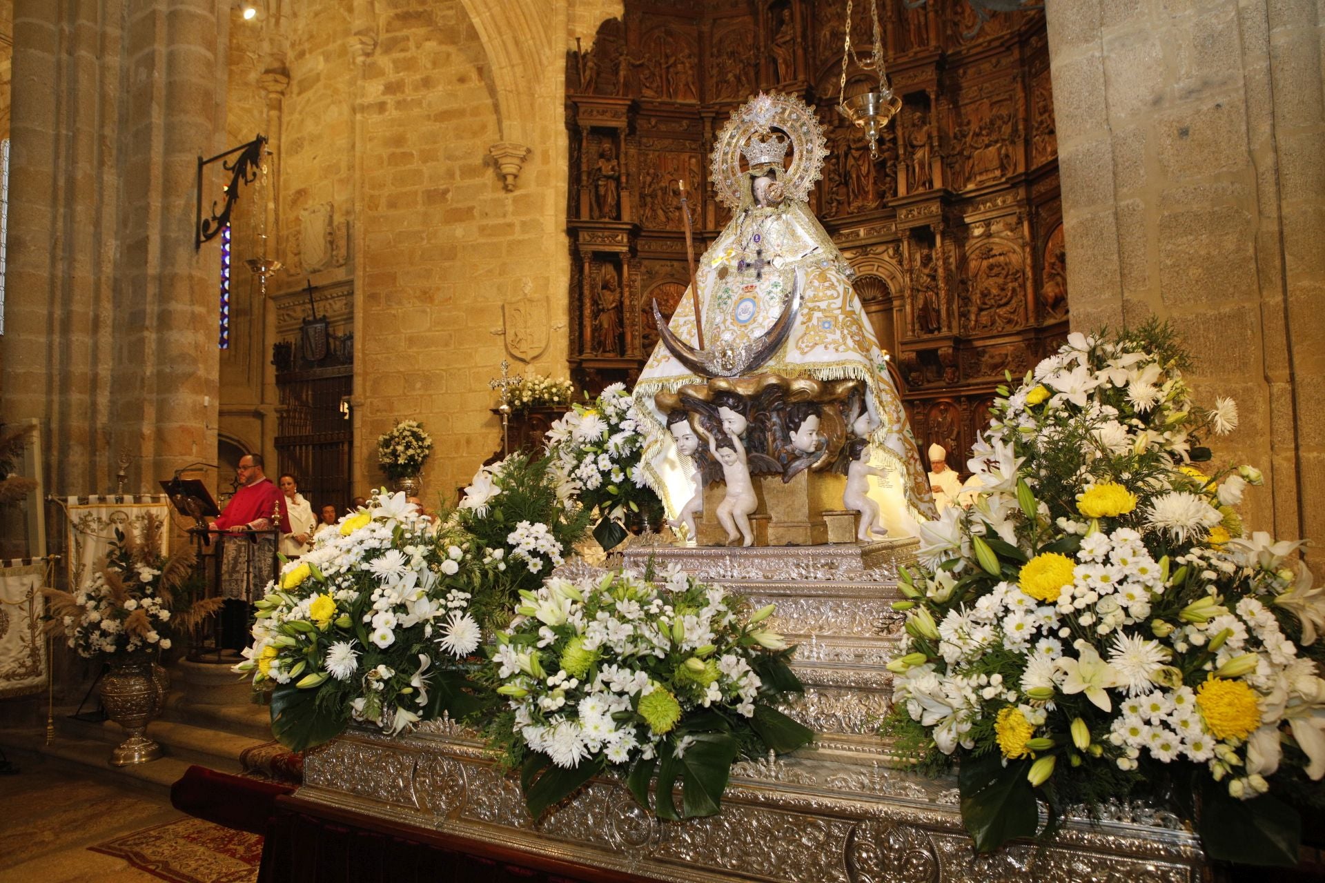 La misa pontifical por el Centenario de la patrona de Cáceres, en imágenes