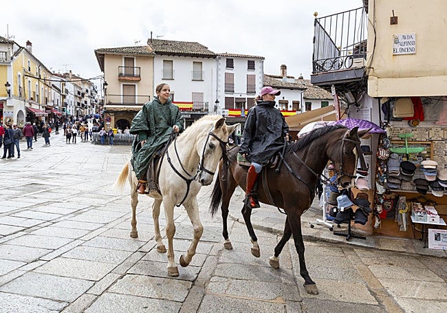Dos amazonas, en la plaza del Monasterio.