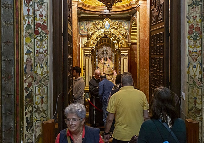 Besamanos de la patrona en su camarín.