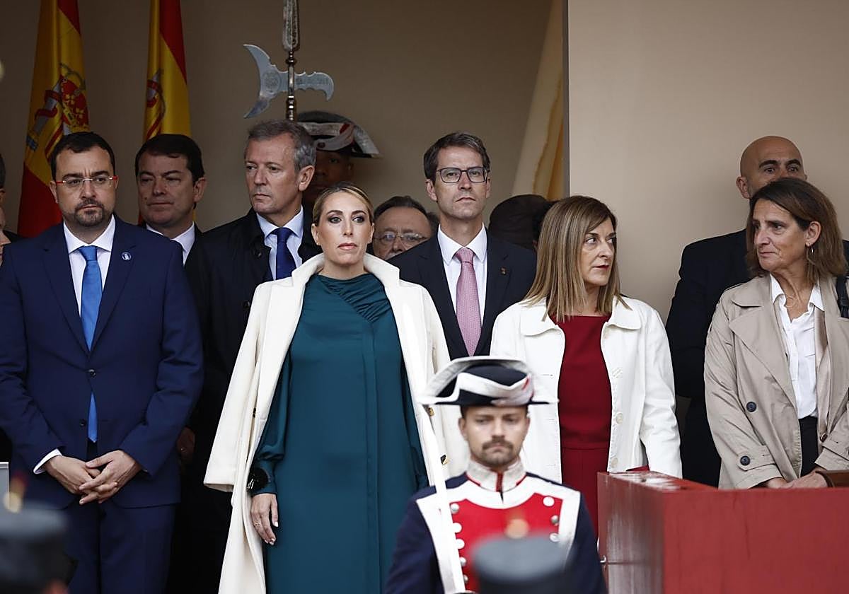 La presidenta de la Junta de Extremadura, en el centro de la imagen, en un momento del acto por el Día de la Hispanidad.