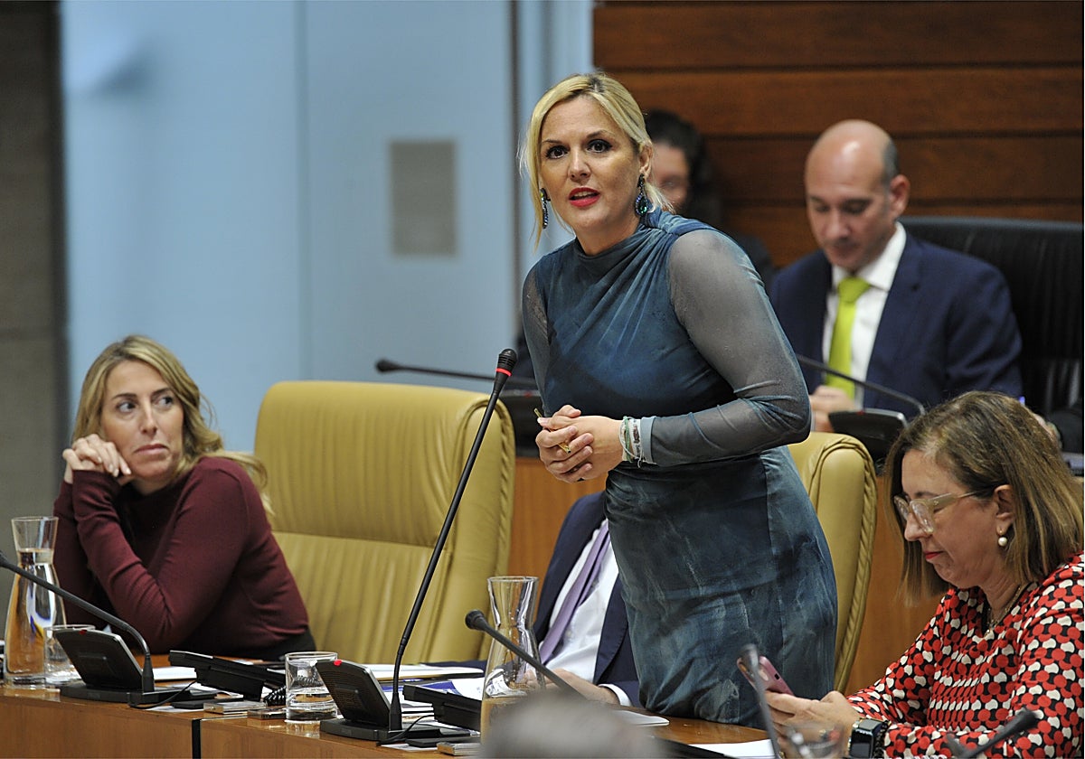 La consejera de Hacienda entre la presidenta de la Junta y la titular de Agricultura.