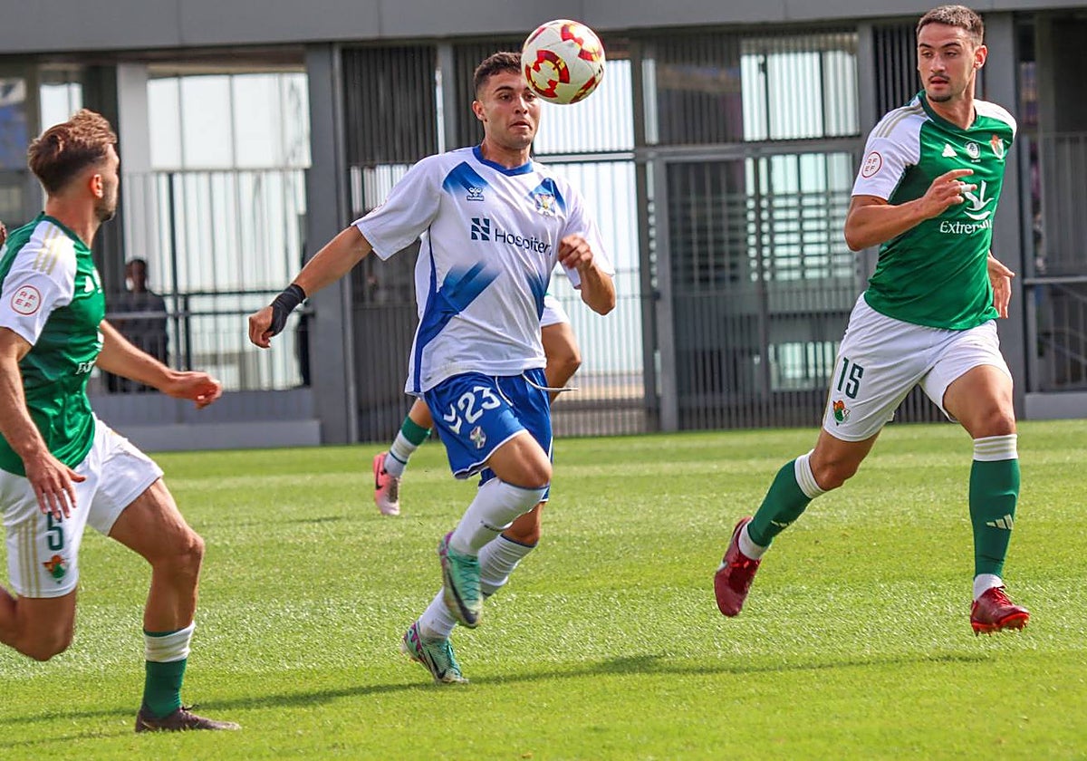 Joserra e Íker San Vicente persiguen a Fran Sabina, autor del tercer gol del Tenerife B.