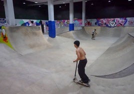 Jóvenes usando la pista de patinaje del centro joven esta semana.