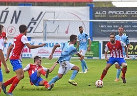 Samu Manchón es agarrado por un jugador del Navalcarnero, que trata de cortar su avance.