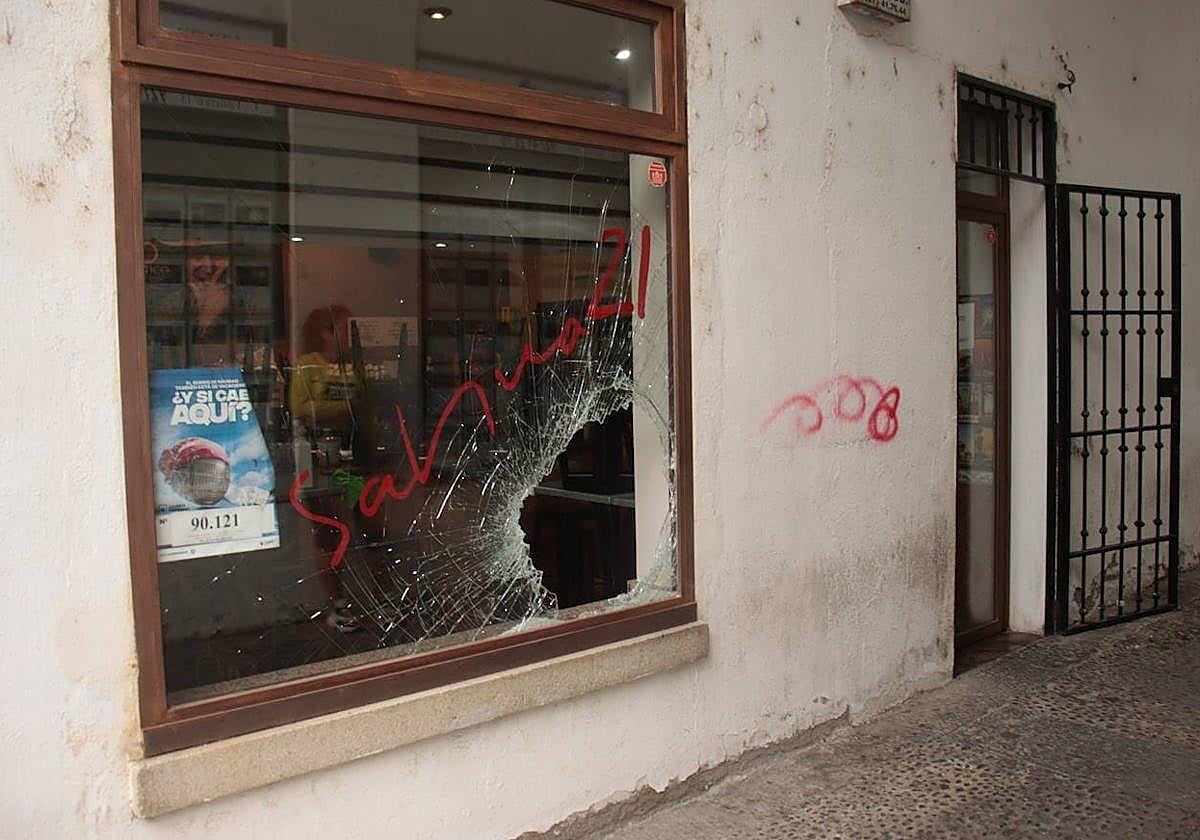 Los presuntos autores accedían a los locales usando una tapa de alcantarilla