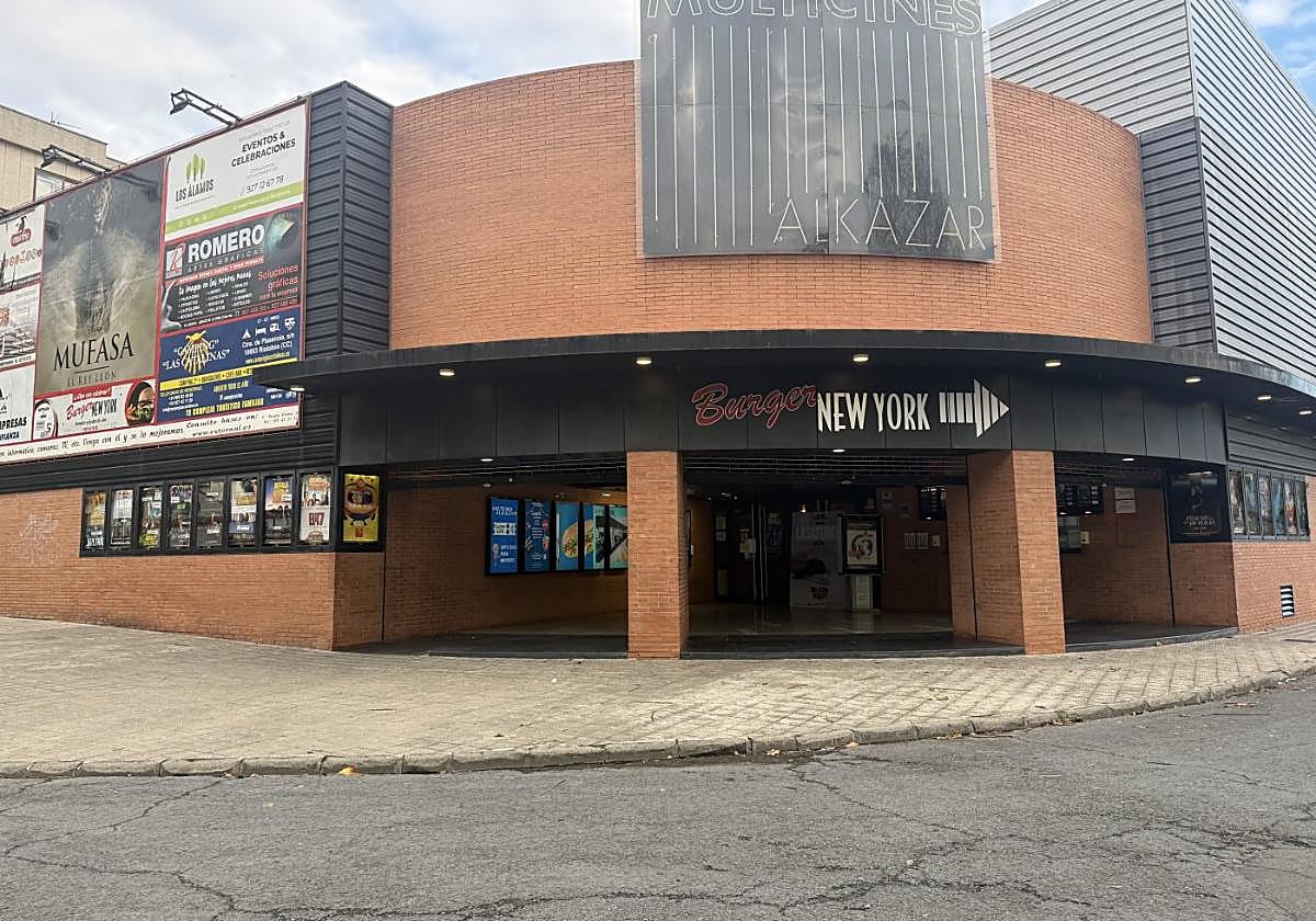 Aspecto actual del Multicines Alkázar, donde el pasado sábado cedió el falso techo de una sala.