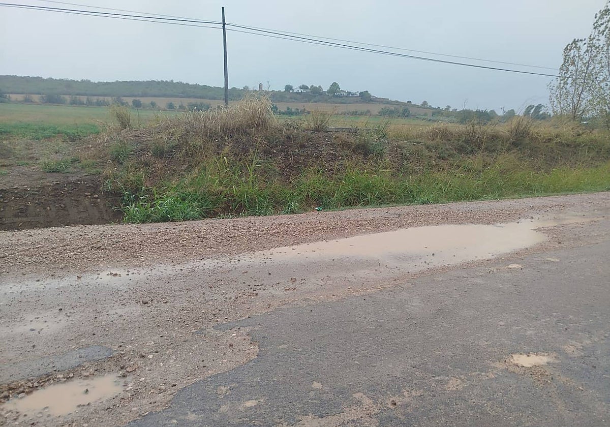 La carretera de San Francisco de Olivenza, con charcos, el pasado fin de semana.