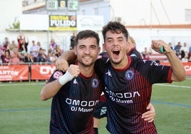 Manu Alcázar y Rubén Cabeza celebran la victoria del Extremadura en Llerena.