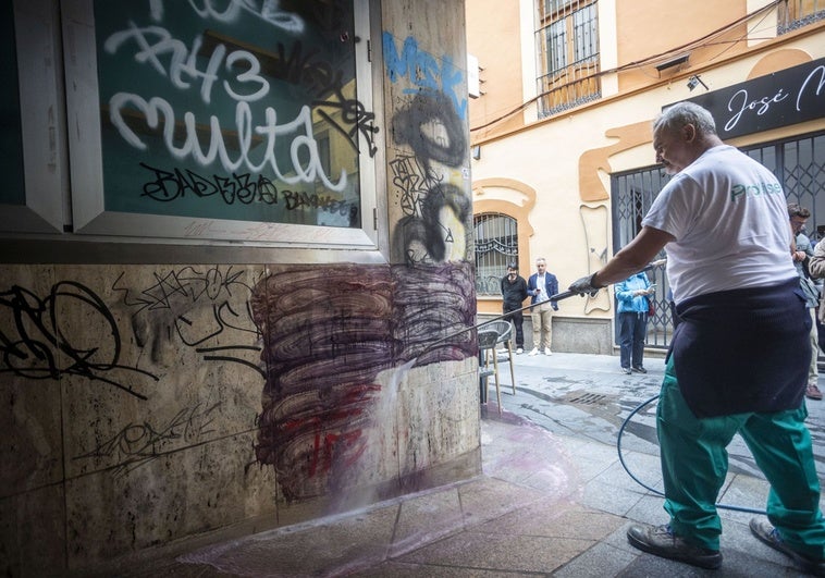 Un operario de la empresa contratada por el Ayuntamiento para limpiar las pintadas, ayer en la calle Sánchez Varona.