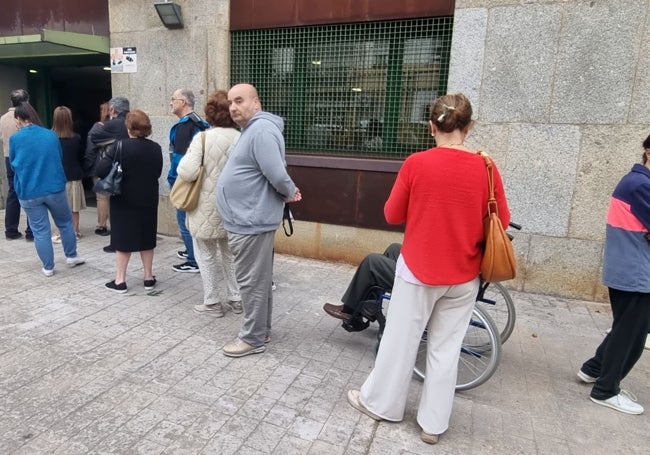 Coas en la calle a la hora de recibir las vacunas en el 'Obispo Paulo'.