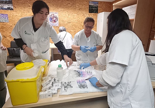 Personal de enfermería preparando las dosis y el material para inocularlas, esta mañana.