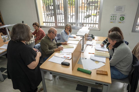 Laura Pérez, explica a los asistentes al curso cómo interpretar los textos antiguos.