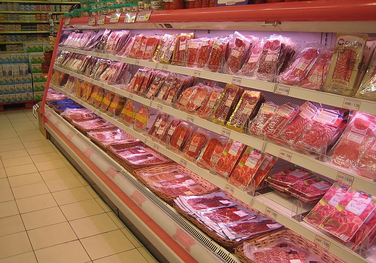 Imagen de archivo de embutidos a la venta en un supermercado