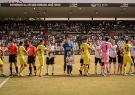 Los jugadores del Mérida saludan a los del Villarreal antes del partido.