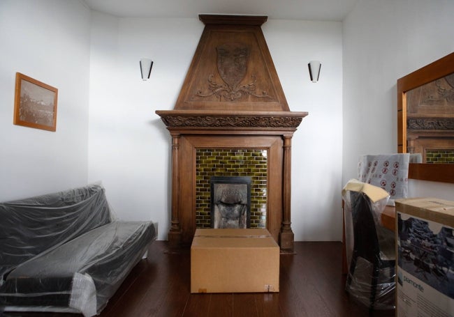 Interior de una de las estancias del hotel, con la chimenea original de la construcción.