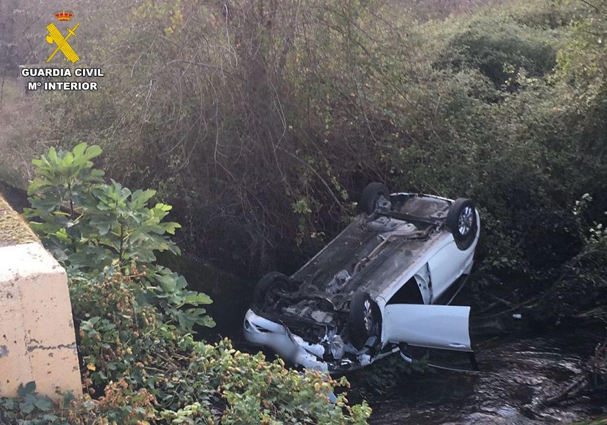 Coche volcado en Zarza de Granadilla.