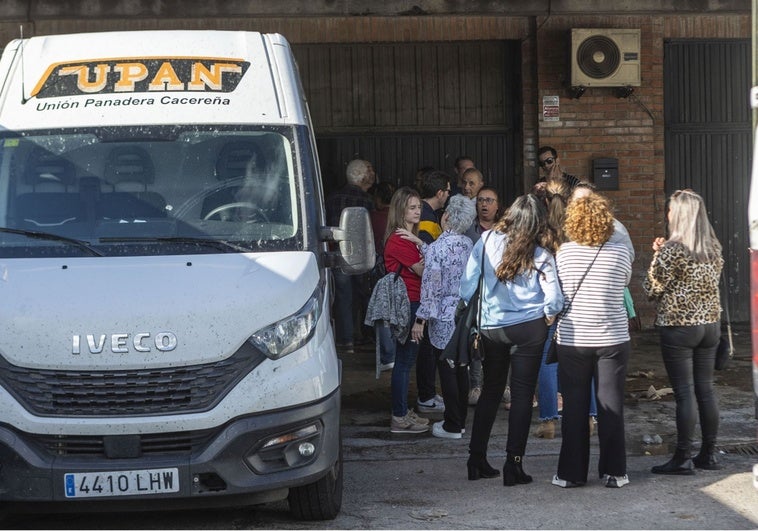 Empleados de Upan entran en la asamblea de trabajadores celebrada este miércoles en la fábrica cacereña.