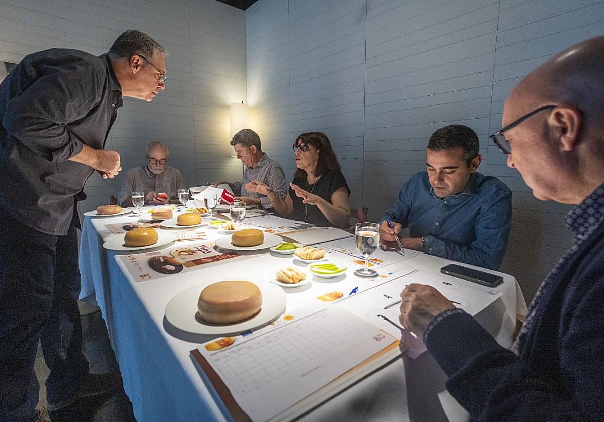Cata concurso de Torta del Casar celebrada ayer en Atrio.