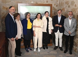 Maider López y Blanca Gracia, tercera y cuarta por la izquierda, ganadoras del Premio Obra Abierta.
