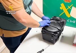 Un agente de la Guardia Civil manipula uno de los altavoces incautados.