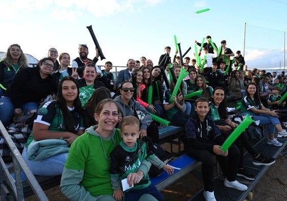 Aficionados del Gévora presencian el partido ante el Sotavento.