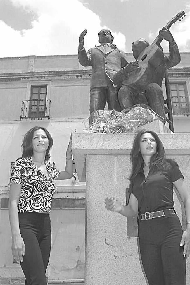 En una de sus visitas a Badajoz, Toñi y Encarna Salazar depositaron flores en la estatua de su tío Porrina en la plaza de la Soledad (1996).