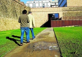 Dos peatones esquivando el barro en la calle Stadium.