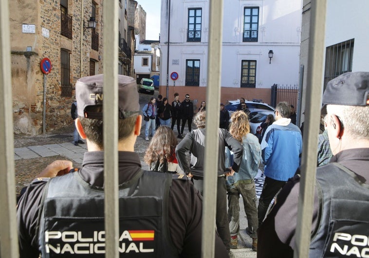 Manifestantes a las puertas del Ayuntamiento de Cáceres.