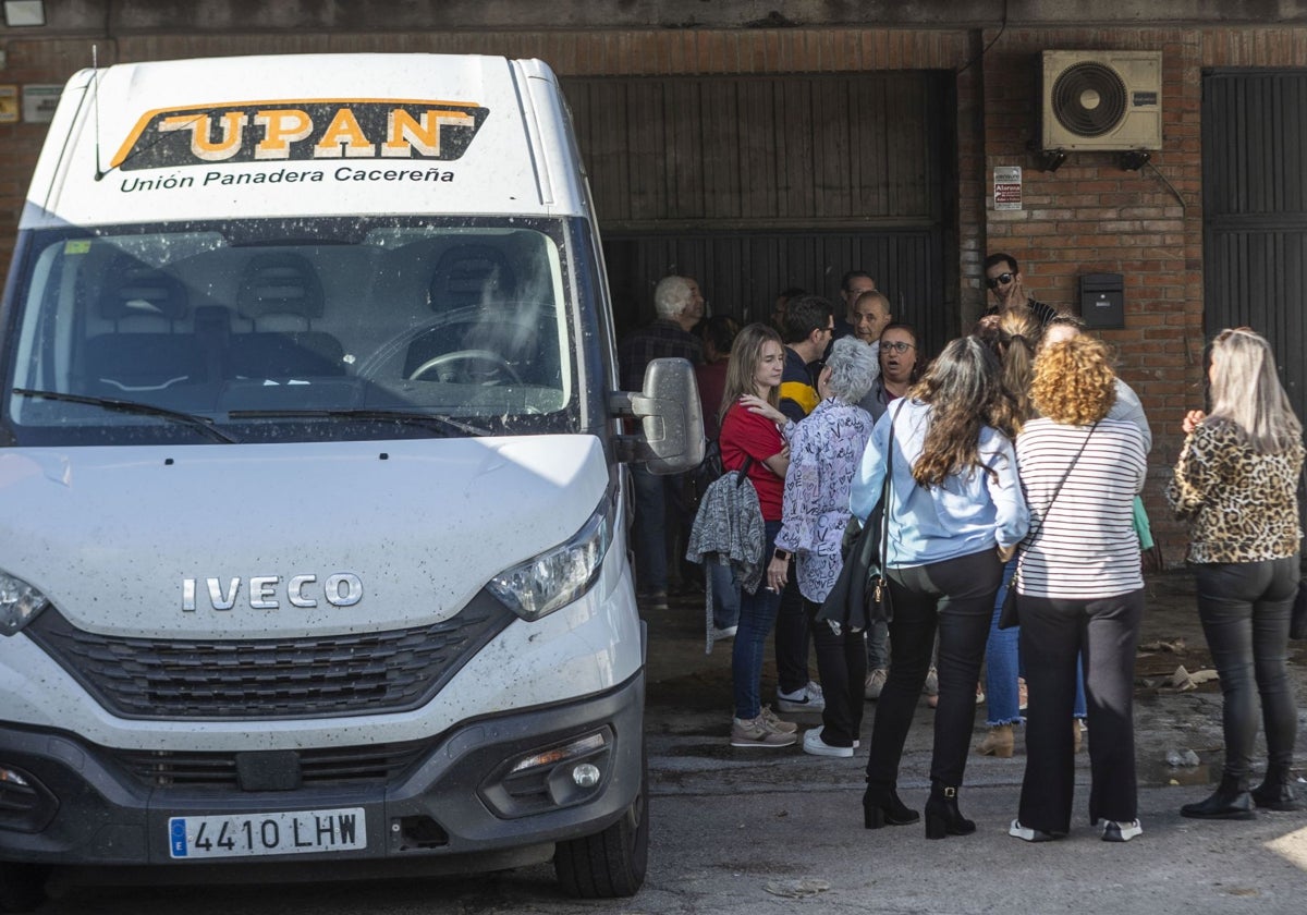 Empleados de Upan en la puerta de la fábrica en la tarde que se celebró la asamblea de trabajadores.