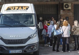 Empleados de Upan en la puerta de la fábrica en la tarde que se celebró la asamblea de trabajadores.