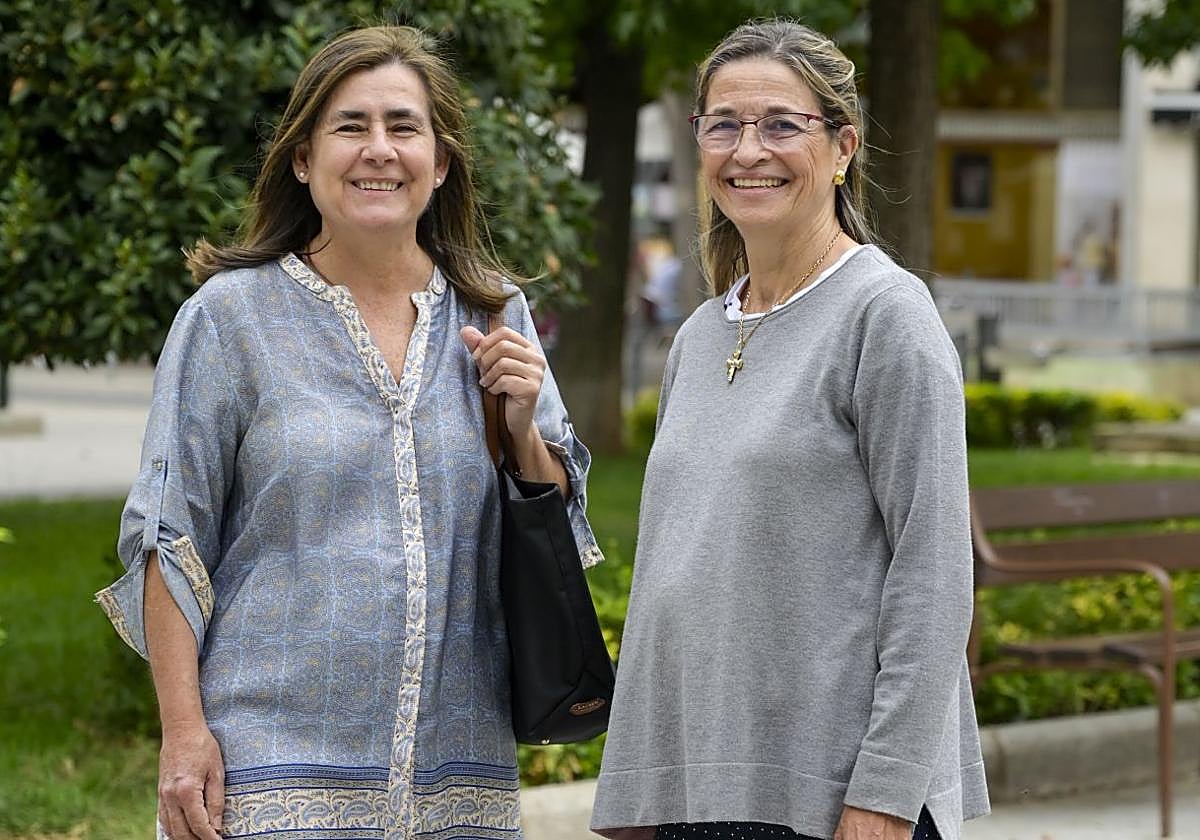Maribel y Toni, en la plaza de los Alféreces de Badajoz .