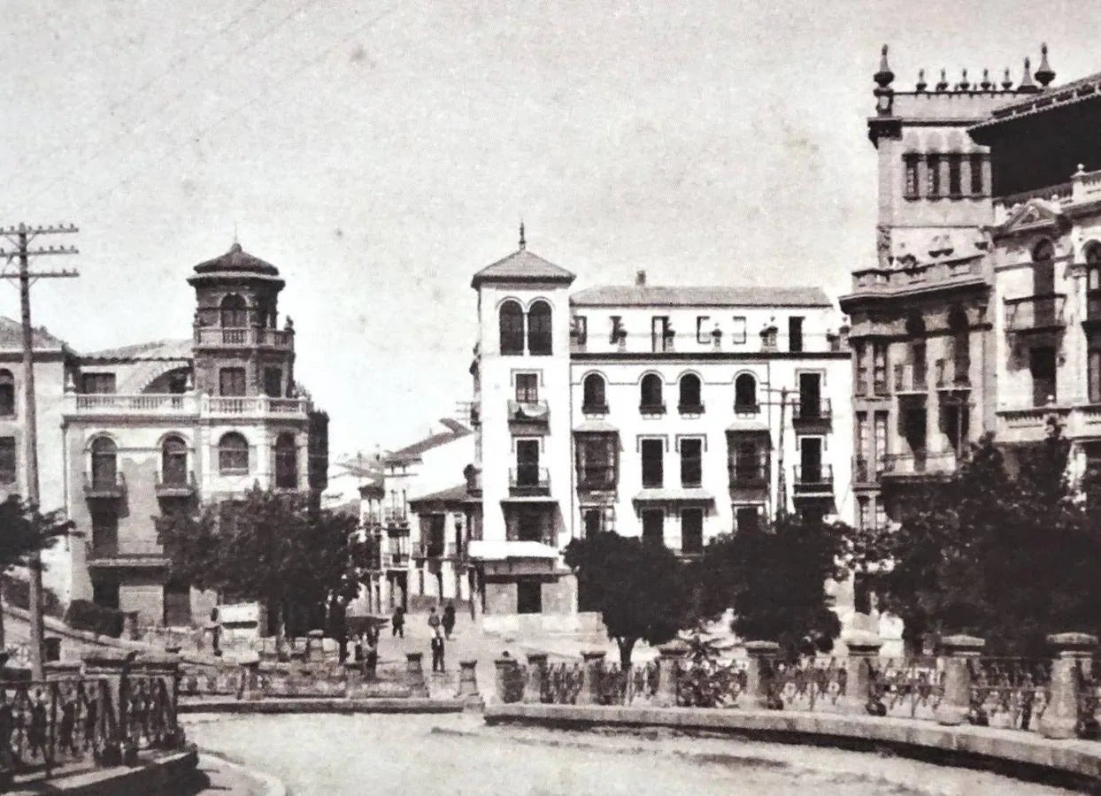 Fotografía de 1931 con tres edificios de Ángel Pérez: La Chicuela, el palacete de San Antón, y la casa del comerciante Tomás Pérez